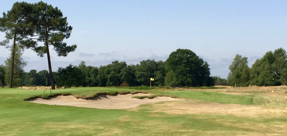 Classic bunkering at Golf du Medoc's Chateaux course