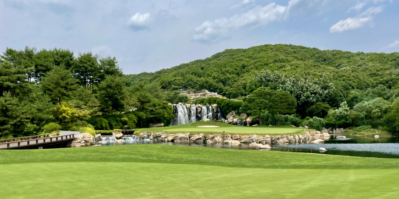 Haesley (Nine Bridges)- hole 10 approach